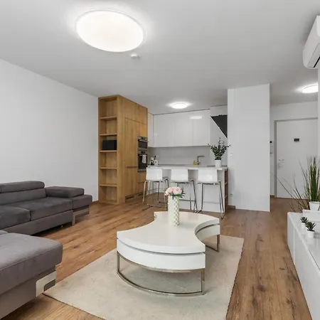 Lam White - Free Parking - Ac Pressburg