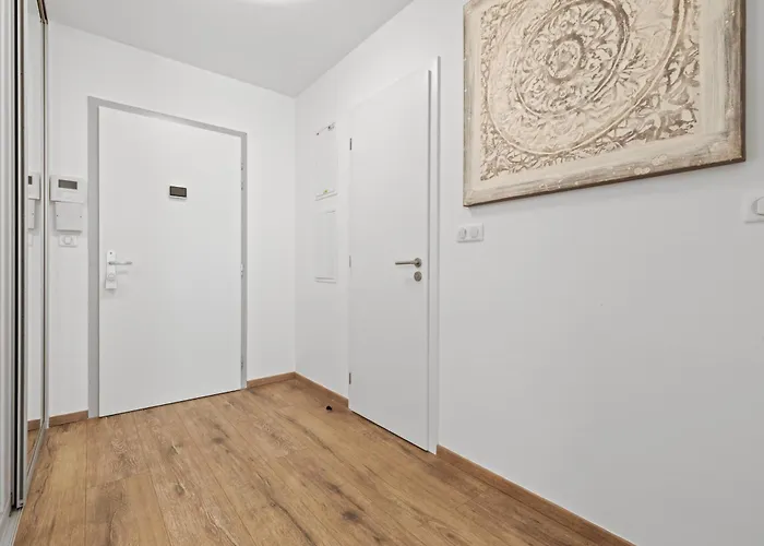 Lam White - Free Parking - Ac