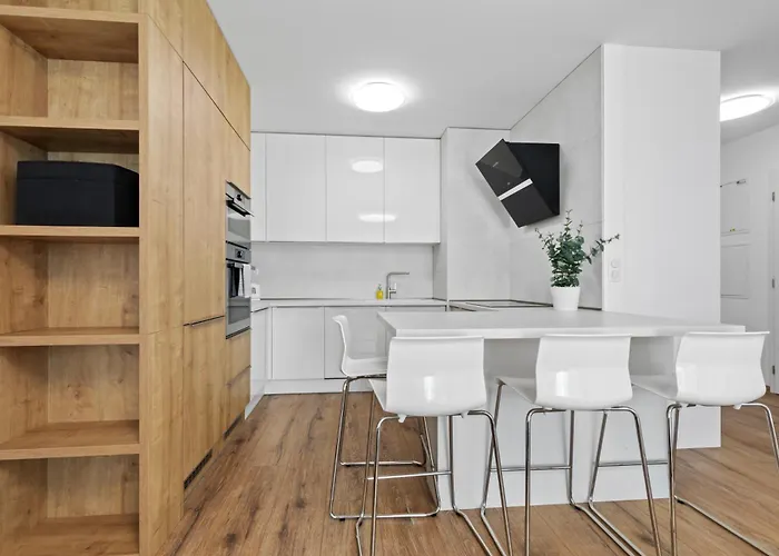 Lam White - Free Parking - Ac