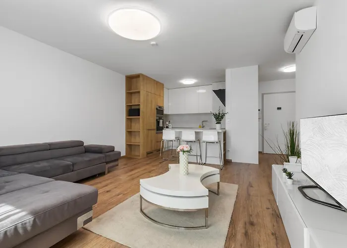 Lam White - Free Parking - Ac Bratislava